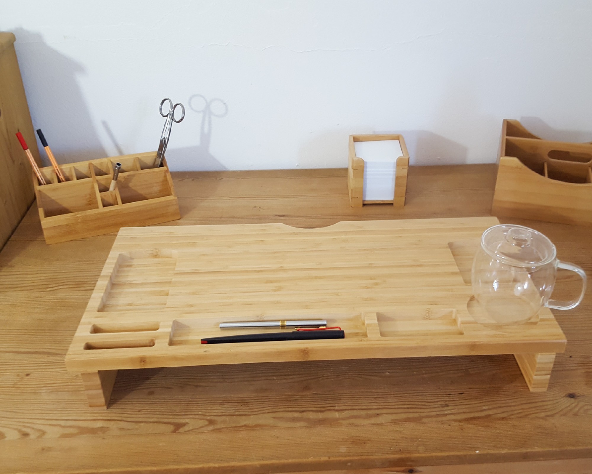 Beige DOITOOL Make-Up Organizer Kunststoff Kosmetik Box Organizer Schreibtische Regale Desktop Kleinigkeiten Fall mit Bambus Trennwand für zu Hause Bad Küche